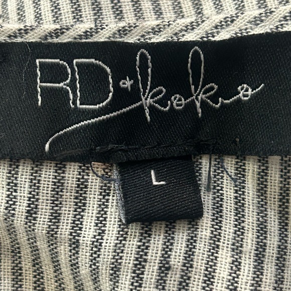 RD & Koko | Size Large Pinstripe Top With Embroidered Sleeves - Picture 5 of 7